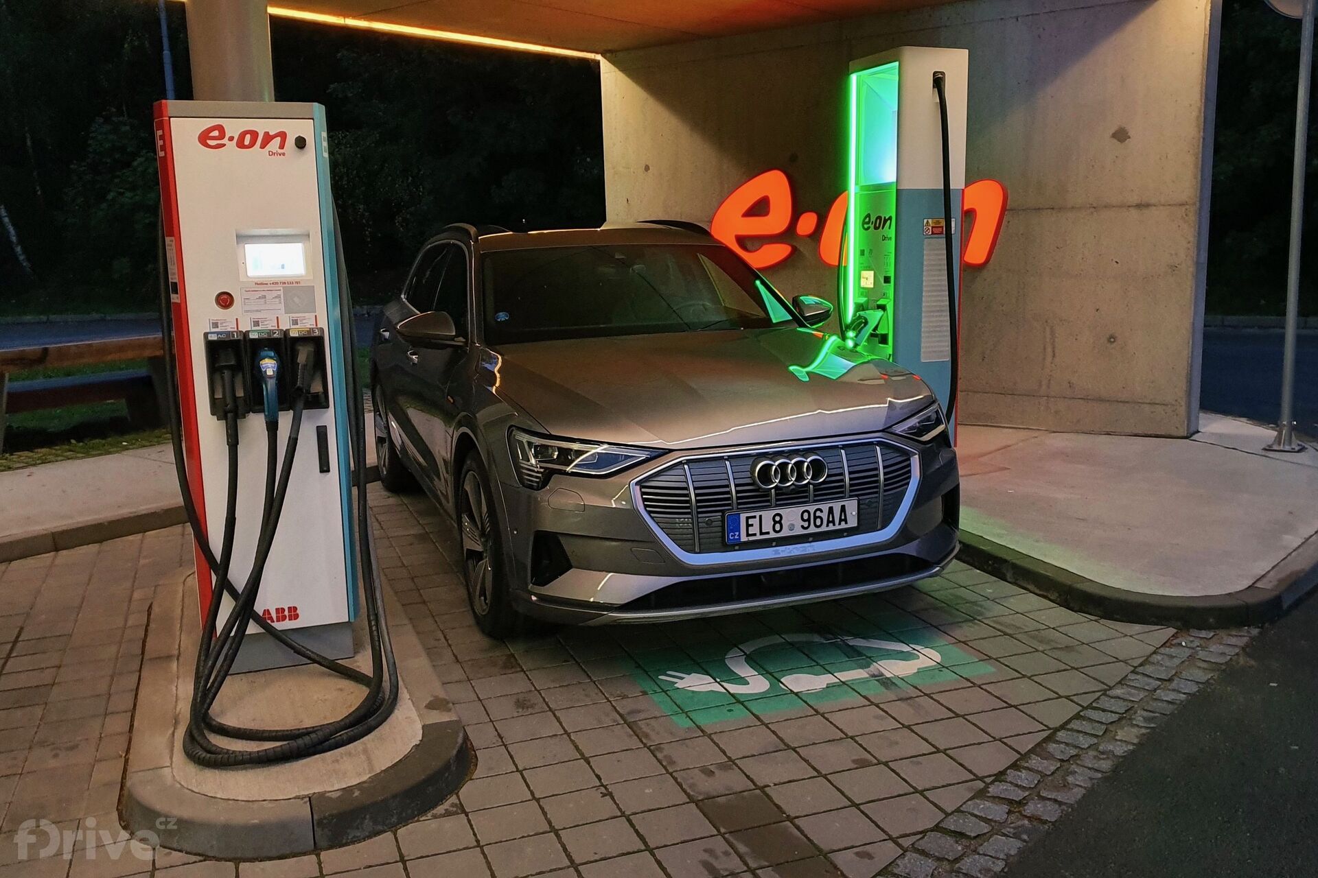 Audi e-tron na nabíjecí stanici E.ON