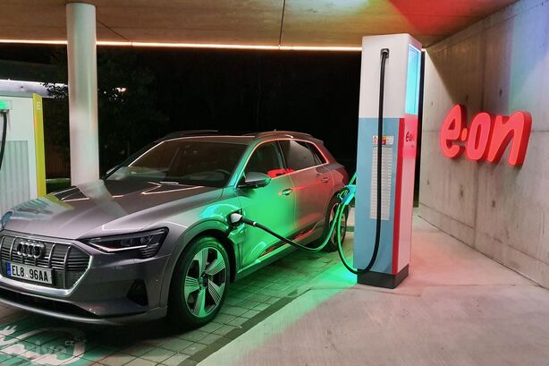 Audi e-tron na nabíjecí stanici E.ON