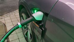 Audi e-tron na nabíjecí stanici E.ON