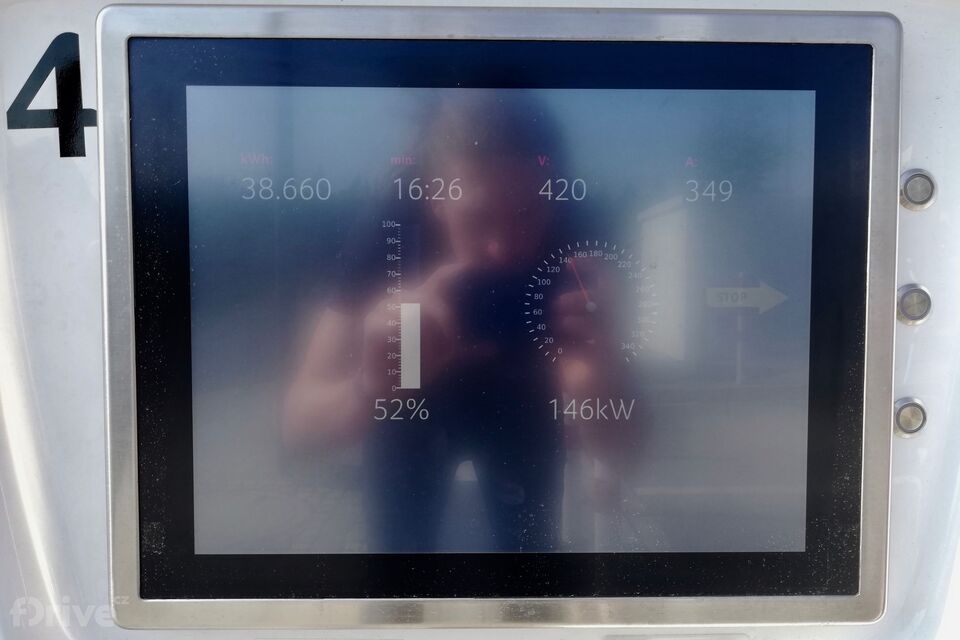 Audi e-tron na nabíjecí stanici IONITY