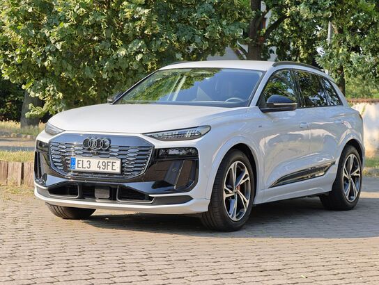Audi Q6 e-tron (2023)