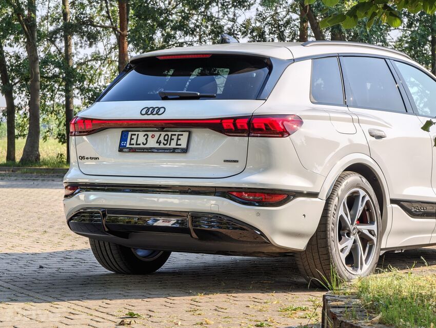 Audi Q6 e-tron (2023)