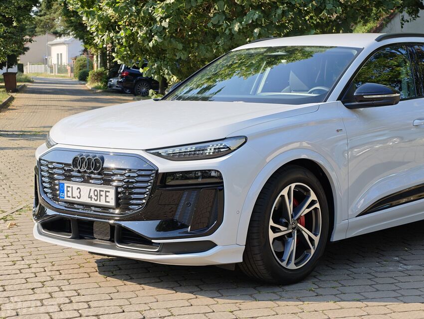 Audi Q6 e-tron (2023)