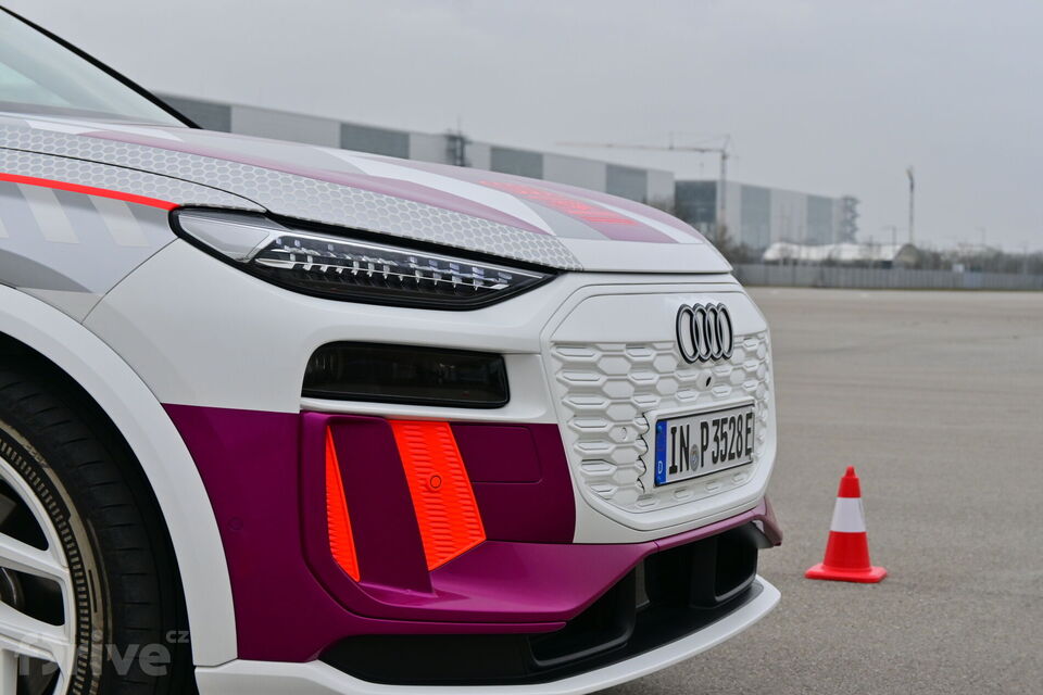 Audi Q6 e-tron (2023)