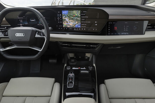 Audi Q6 e-tron (2023)