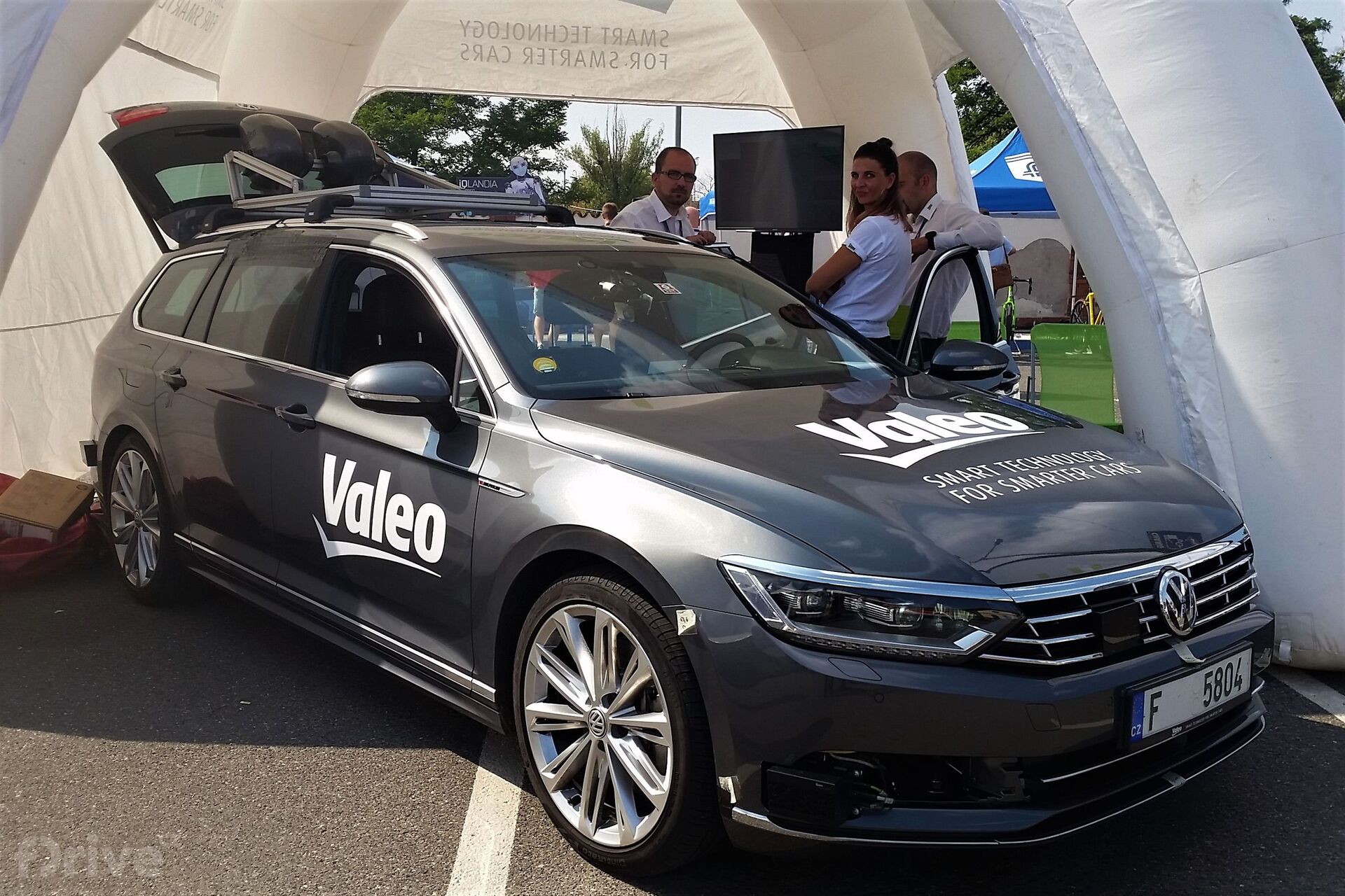 Automobil vybavený senzory Valeo