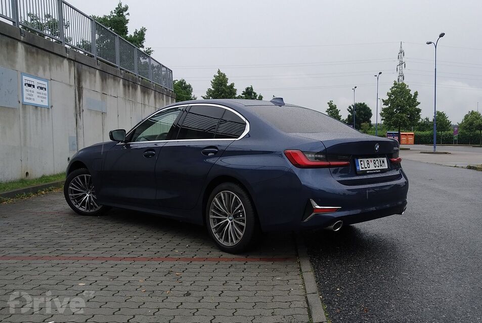 BMW 320e (2021)