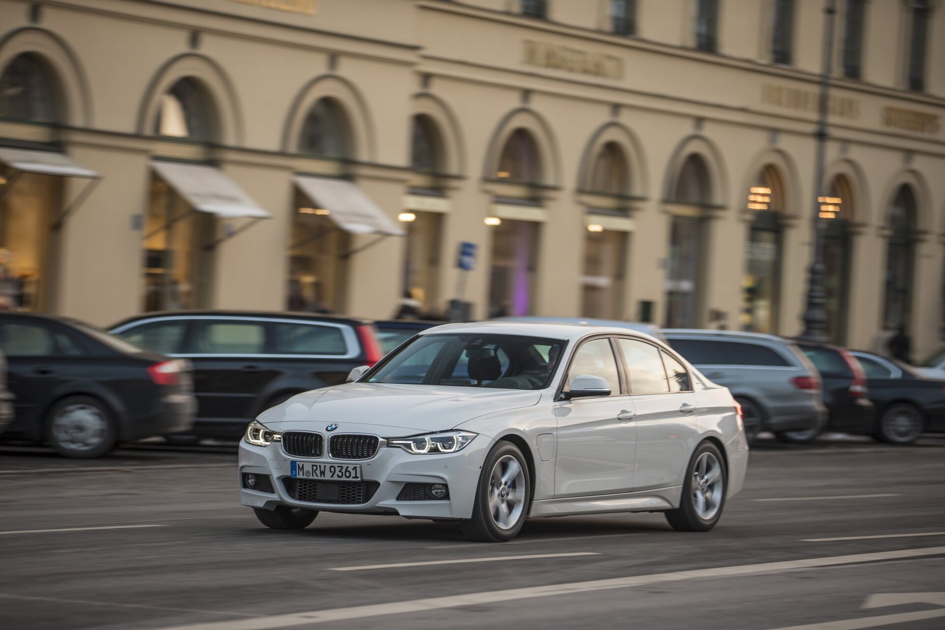 BMW 330e