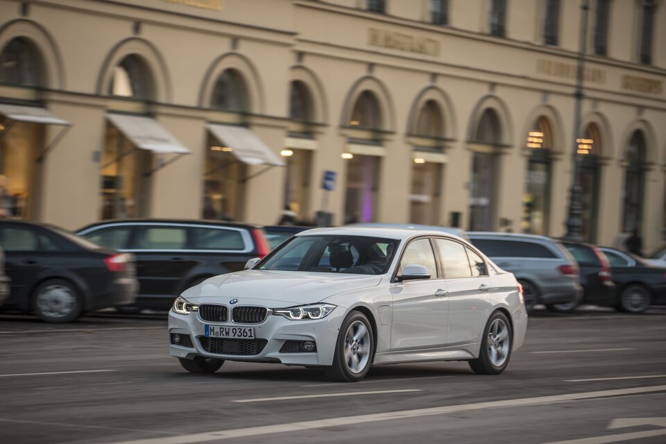 BMW 330e