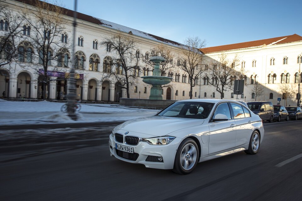 BMW 330e