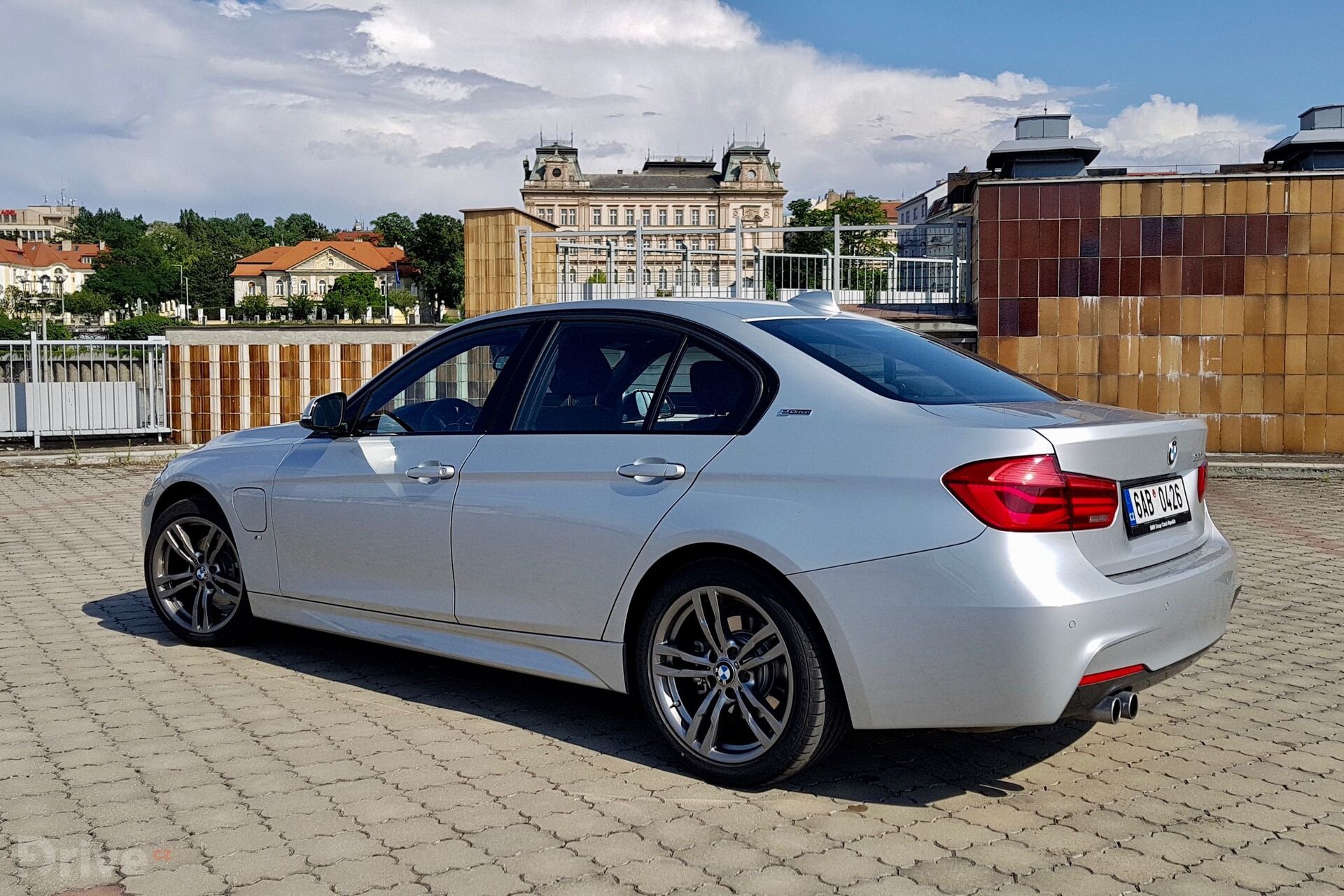 BMW 330e (2015)