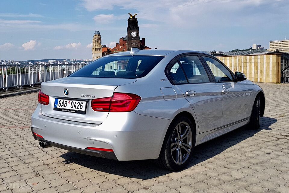 BMW 330e (2015)