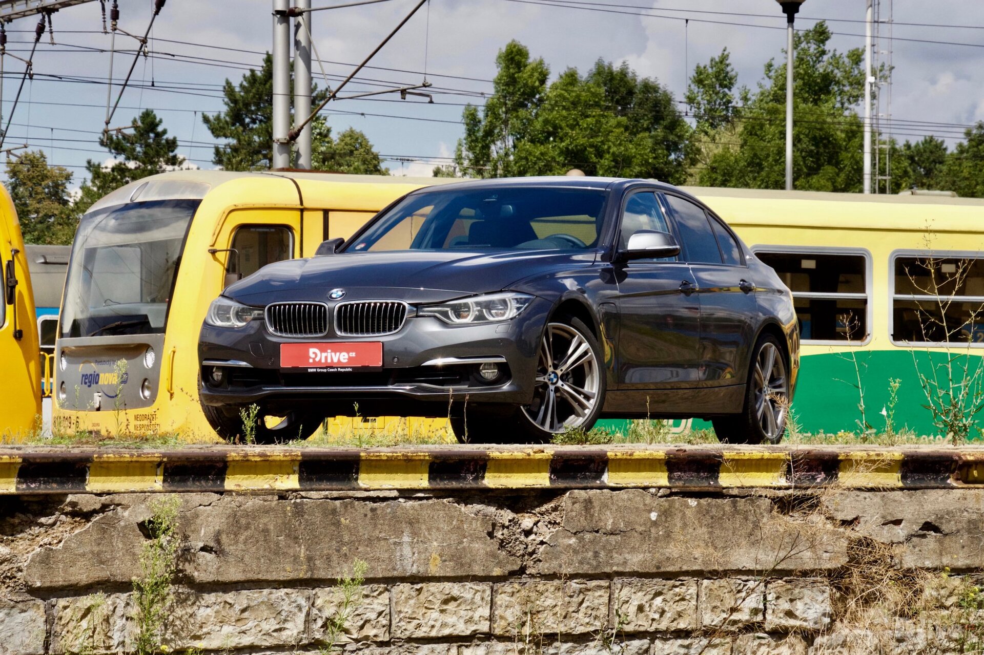 BMW 330e (2015)