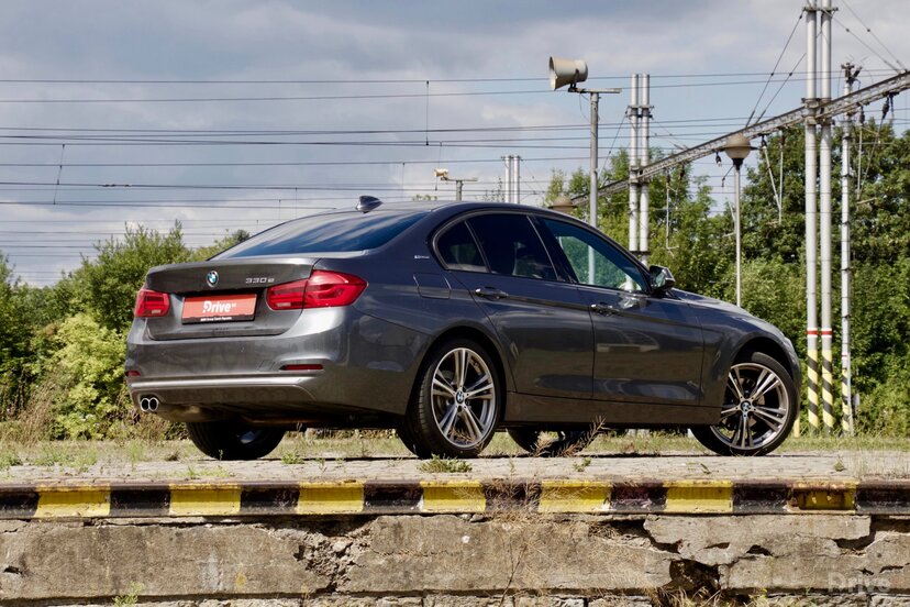 BMW 330e (2015)