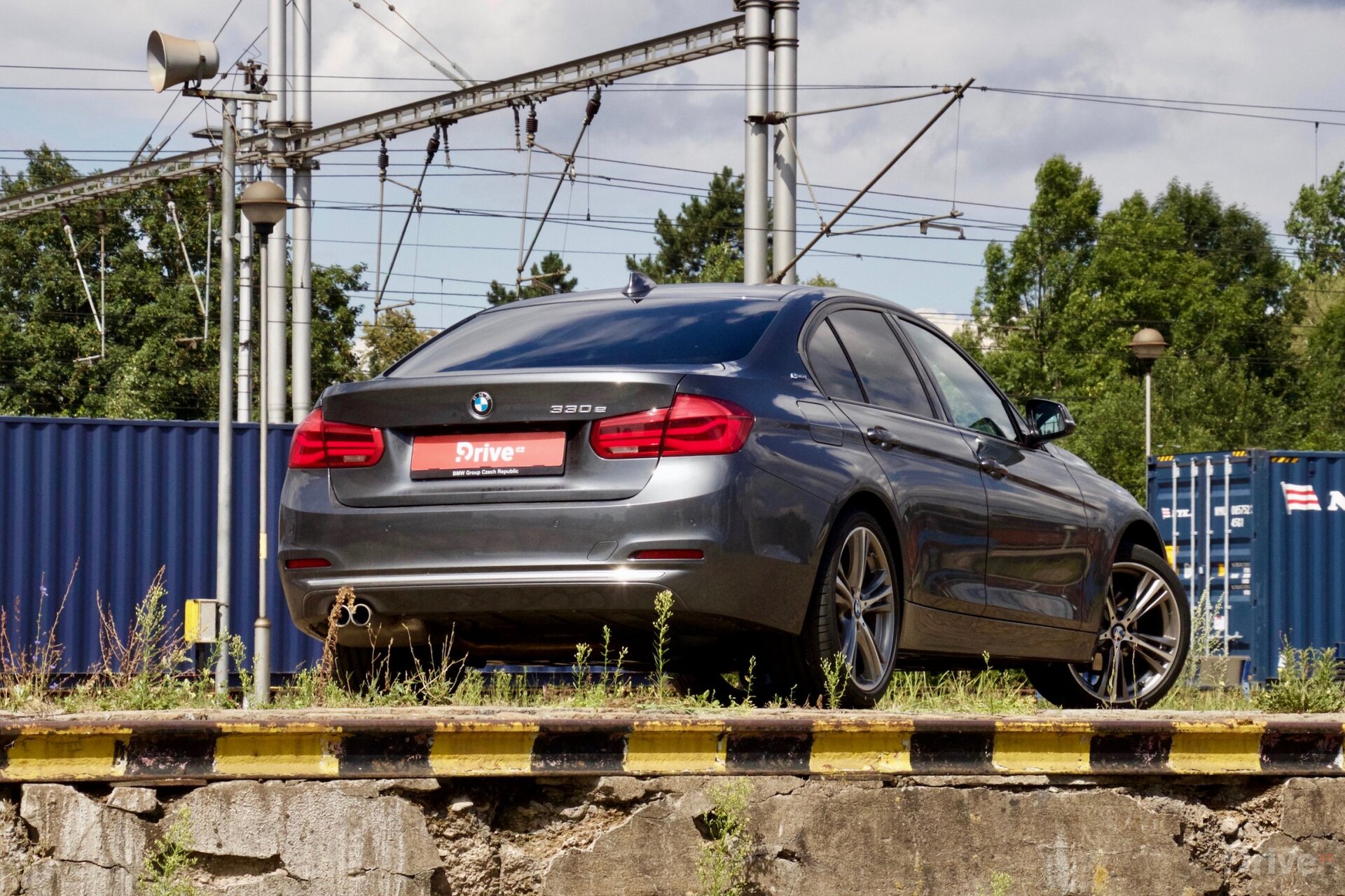 BMW 330e (2015)