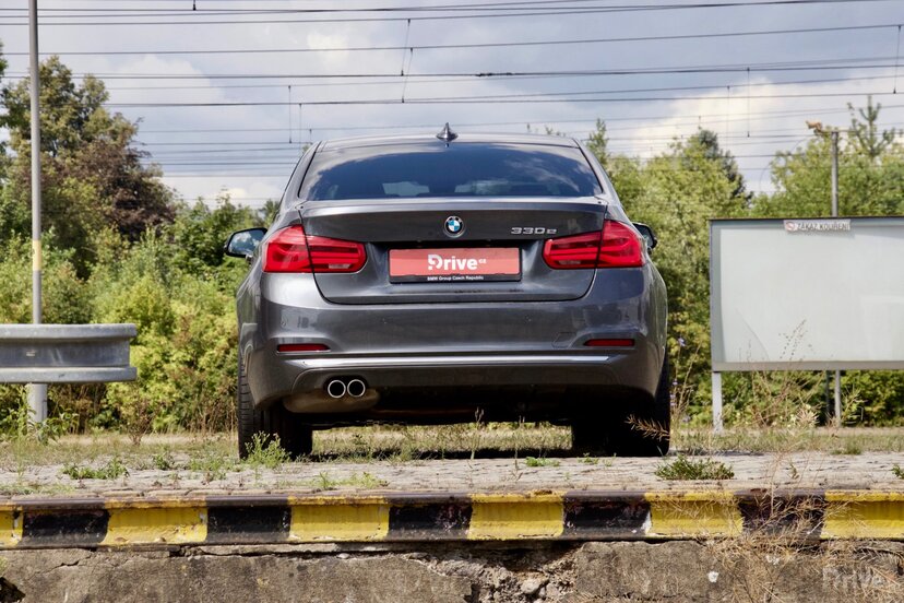 BMW 330e (2015)