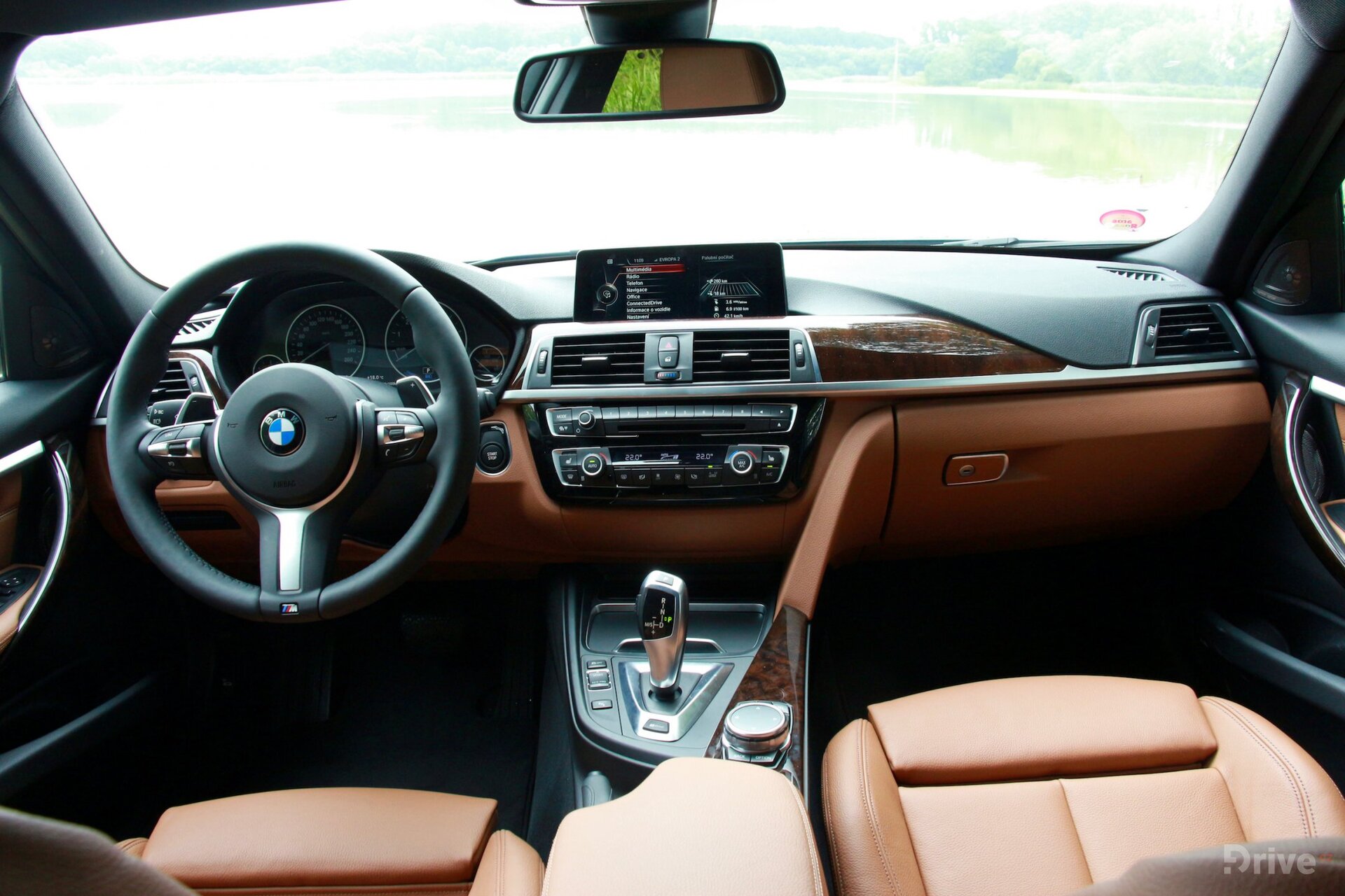 BMW 330e (2015)
