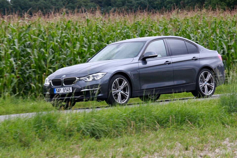 BMW 330e (2015)