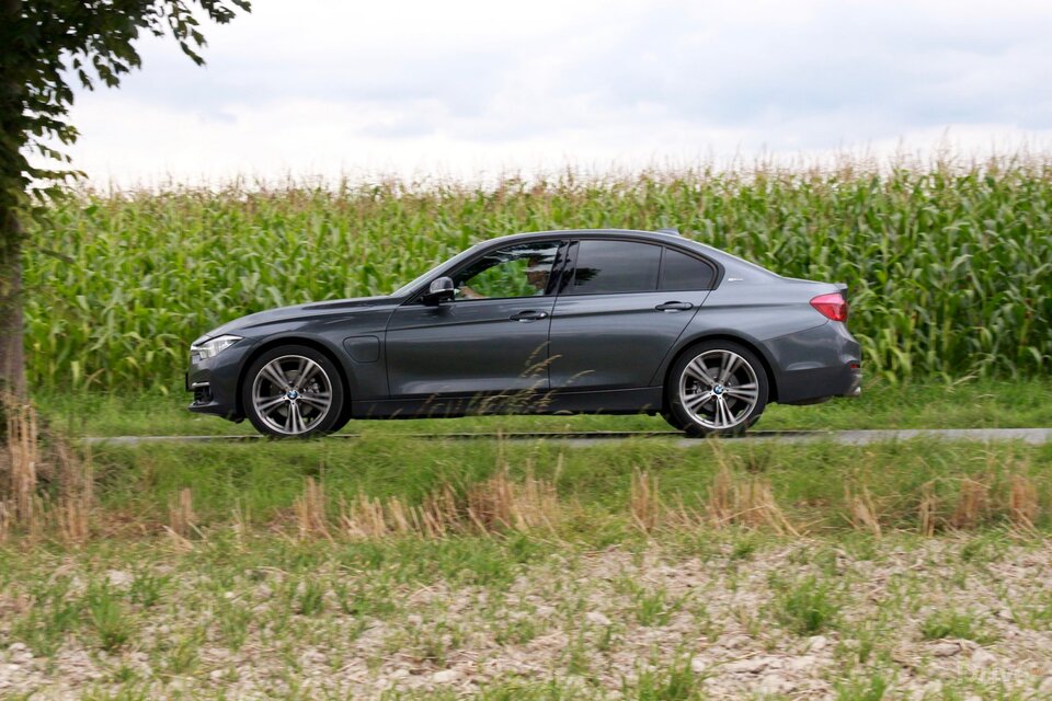 BMW 330e (2015)