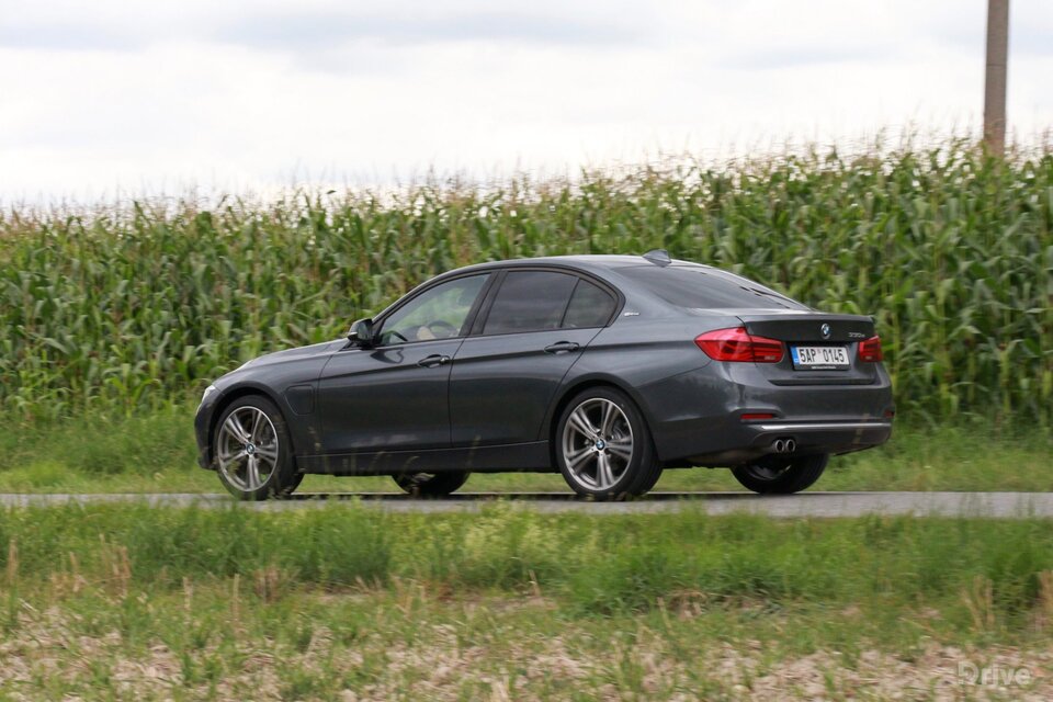 BMW 330e (2015)