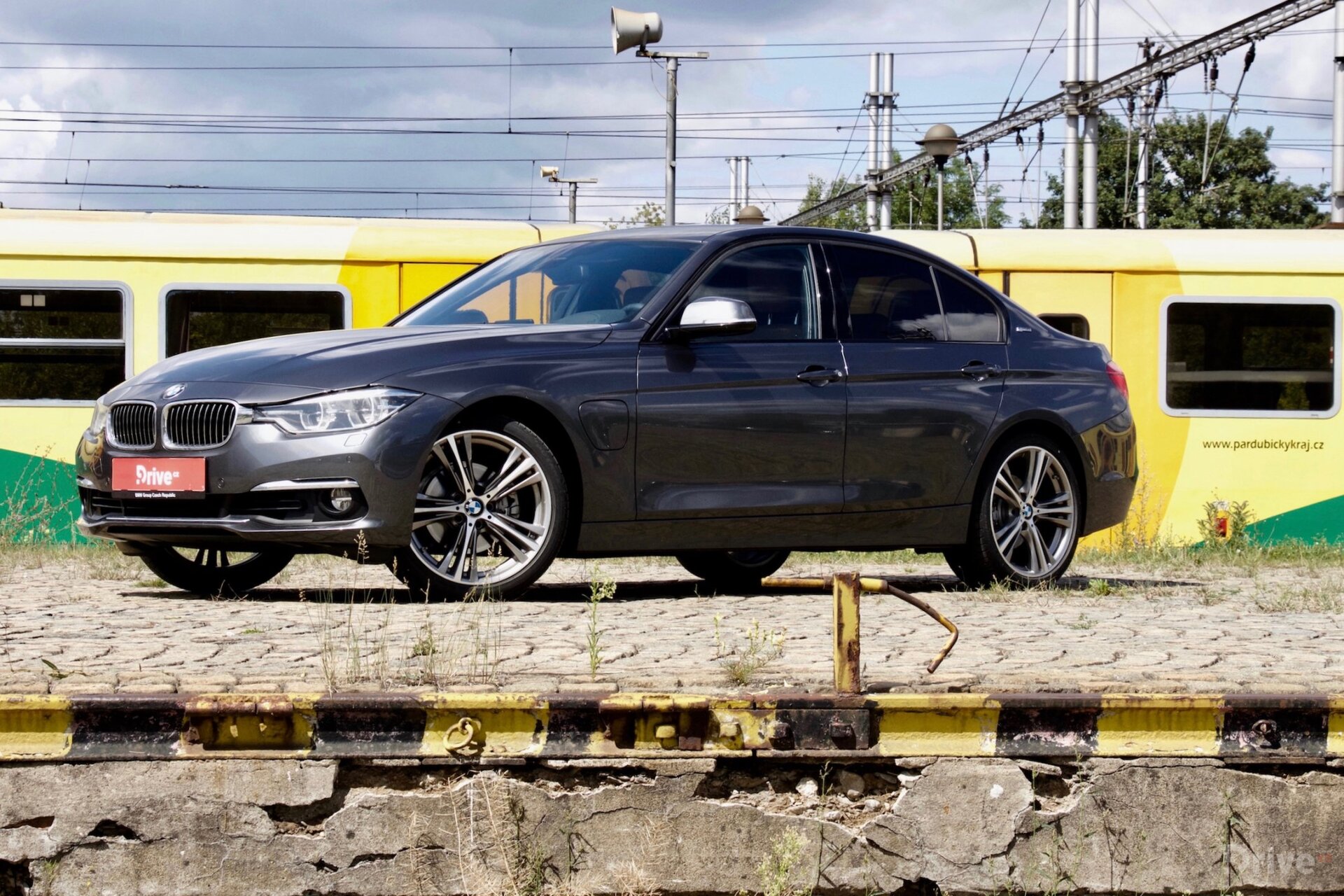 BMW 330e (2015)