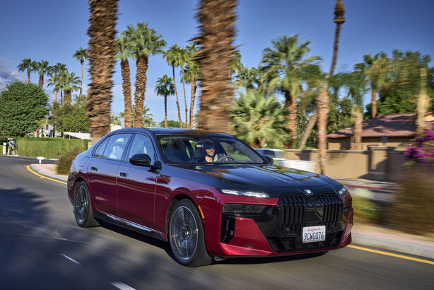 BMW 760i xDrive Aventurin Red Metallic Two-Tone