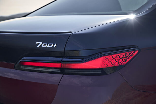 BMW 760i xDrive Aventurin Red Metallic Two-Tone