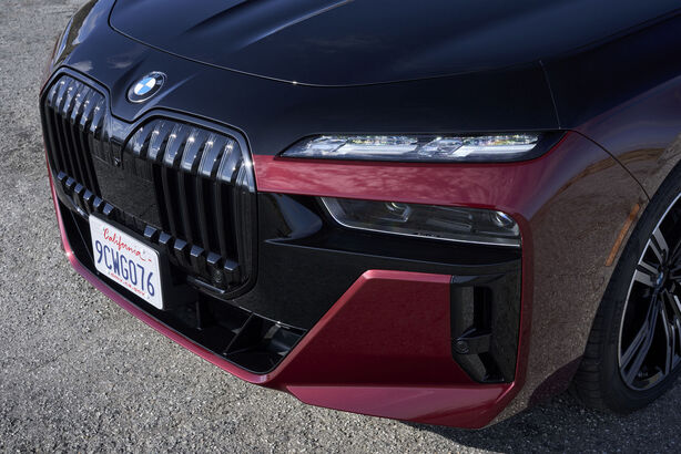 BMW 760i xDrive Aventurin Red Metallic Two-Tone