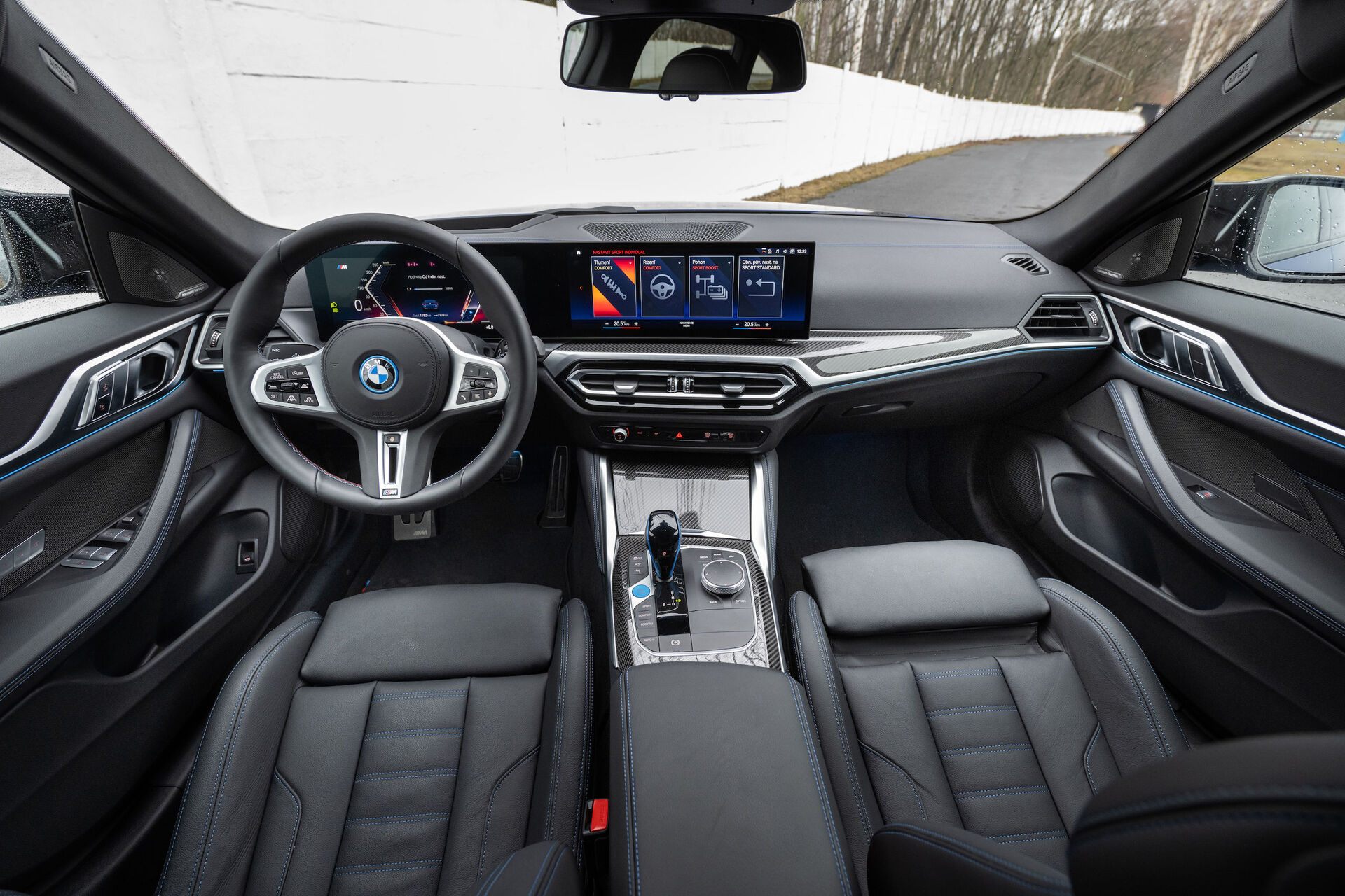 BMW i4 M50 - interiér