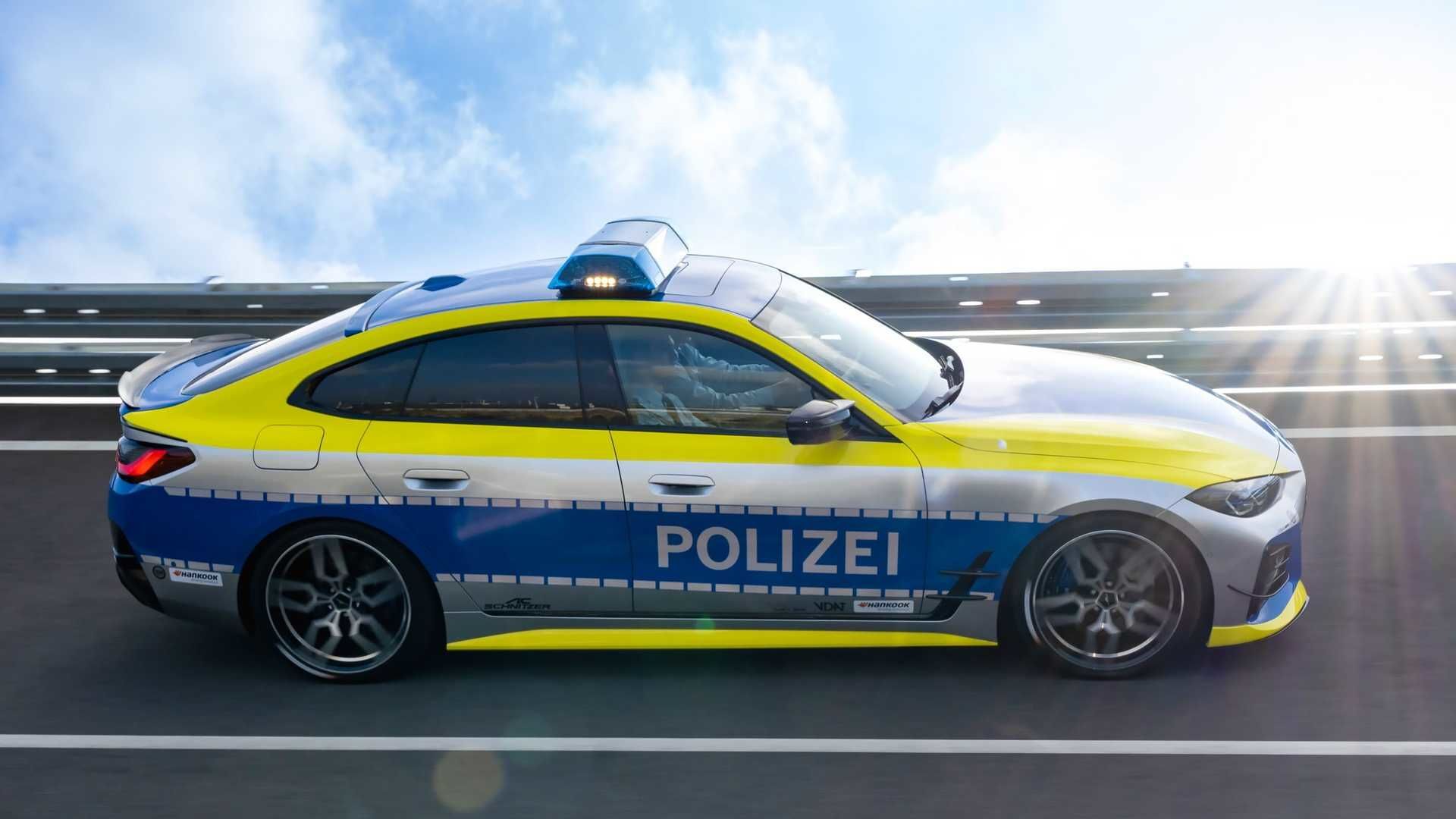 BMW i4 M50 v policejní úpravě