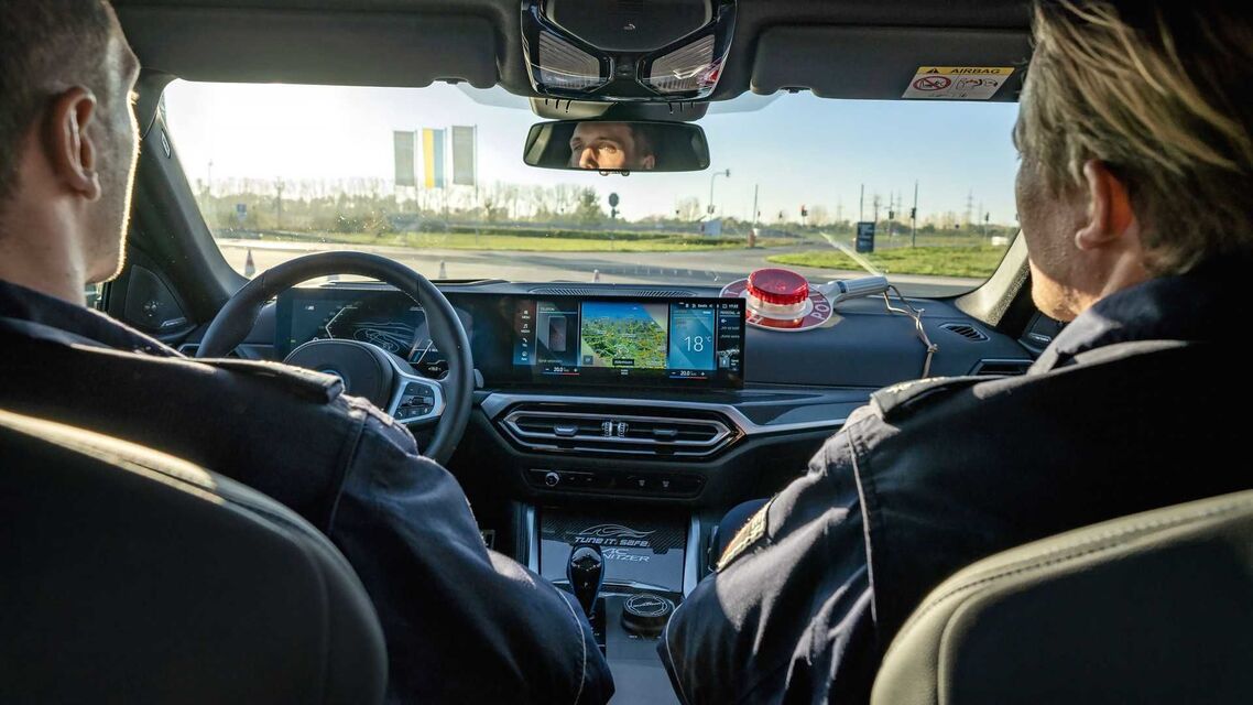 BMW i4 M50 v policejní úpravě