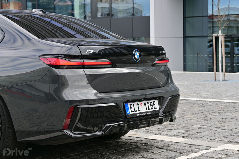 BMW i7