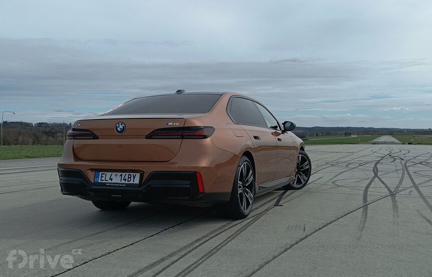 BMW i7