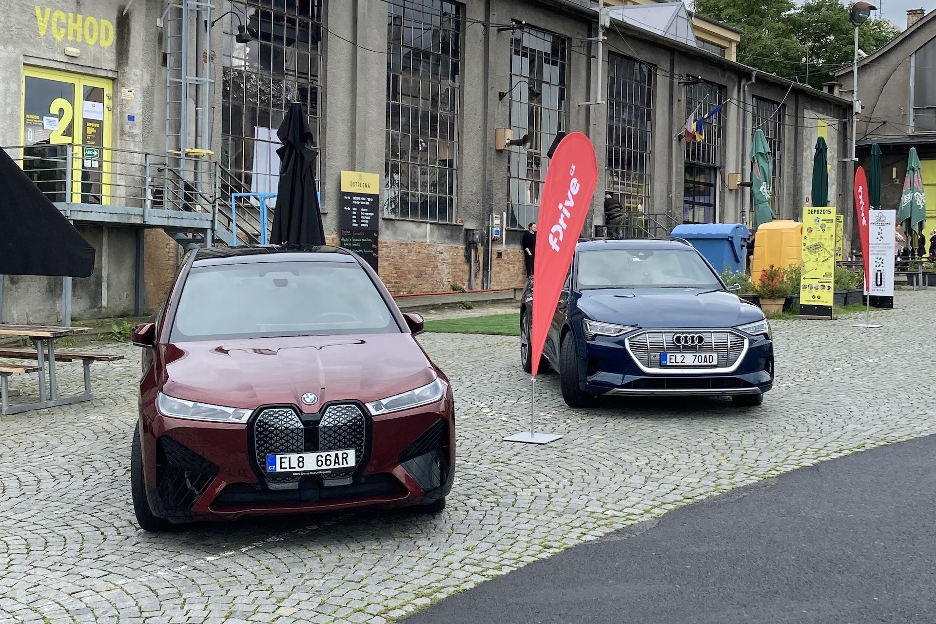 BMW iX a Audi e-tron na mobileDrinku 16 v Plzni