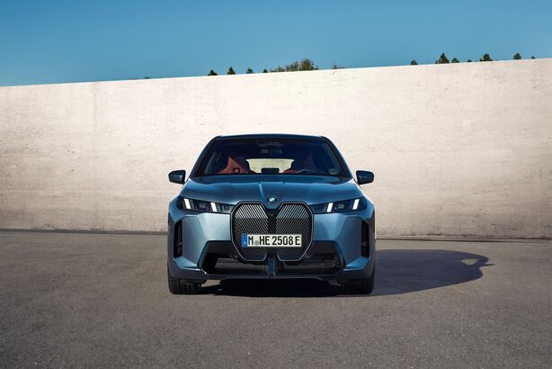 BMW iX facelift (2025)