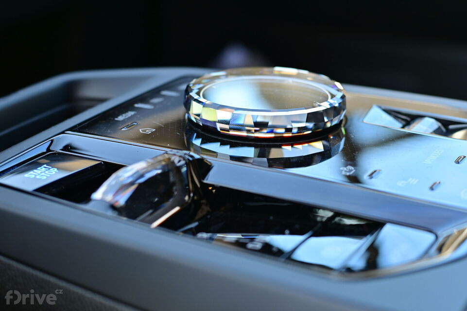 BMW iX facelift (2025)