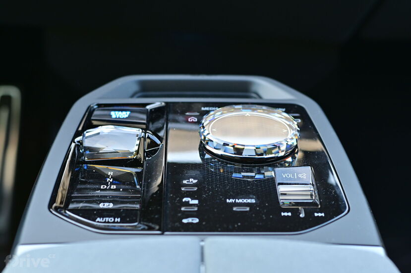 BMW iX facelift (2025)