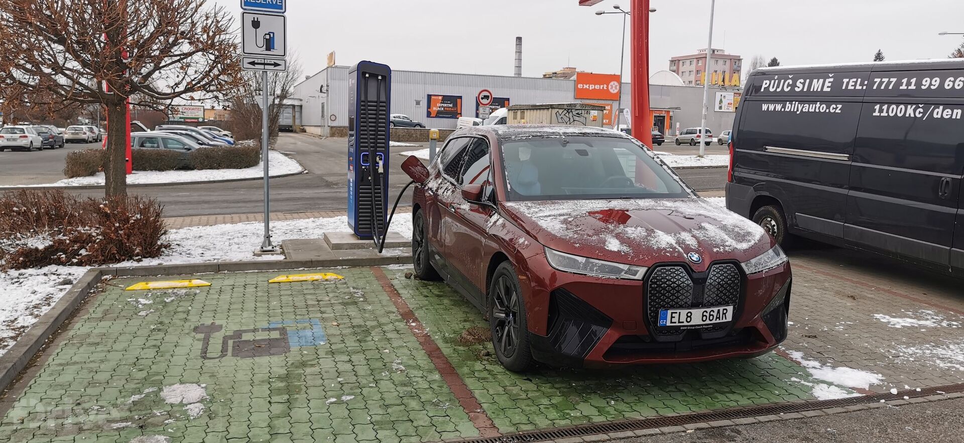 BMW iX u nabíjecí stanice