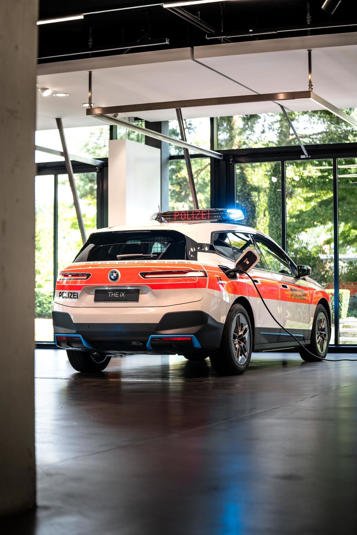 BMW iX xDrive 50 v policejní úpravě