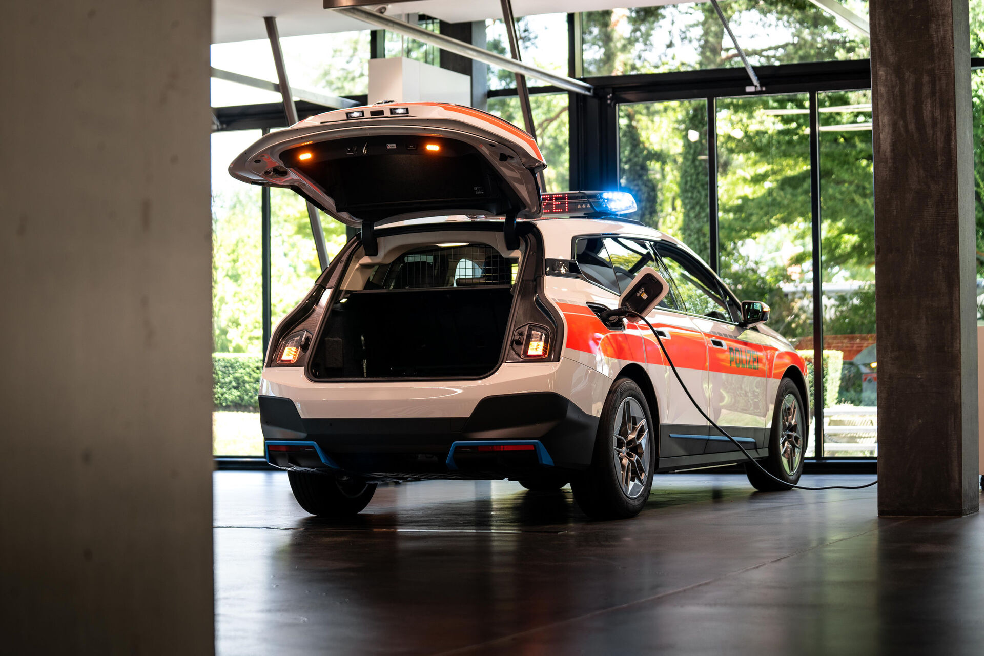 BMW iX xDrive 50 v policejní úpravě