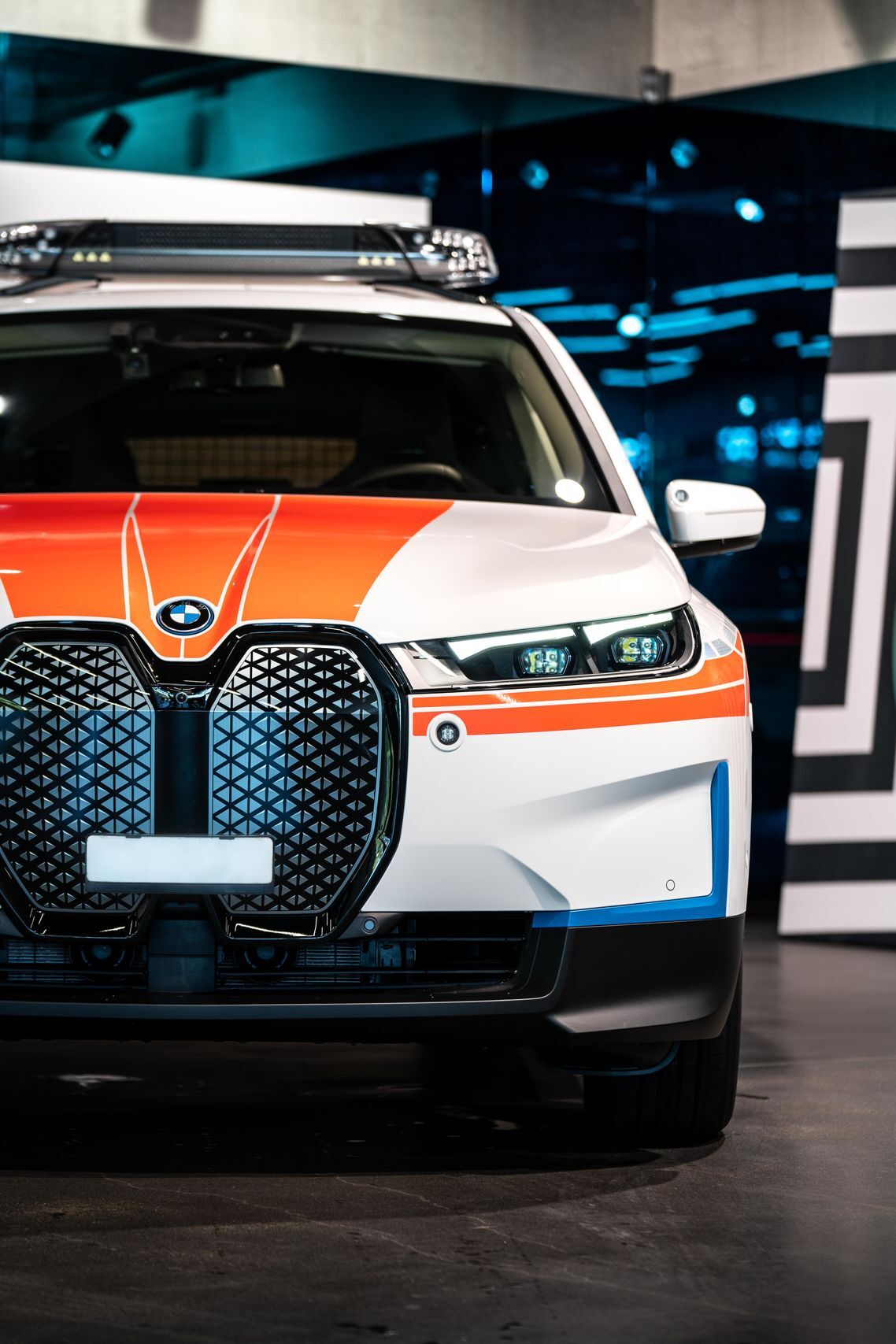 BMW iX xDrive 50 v policejní úpravě