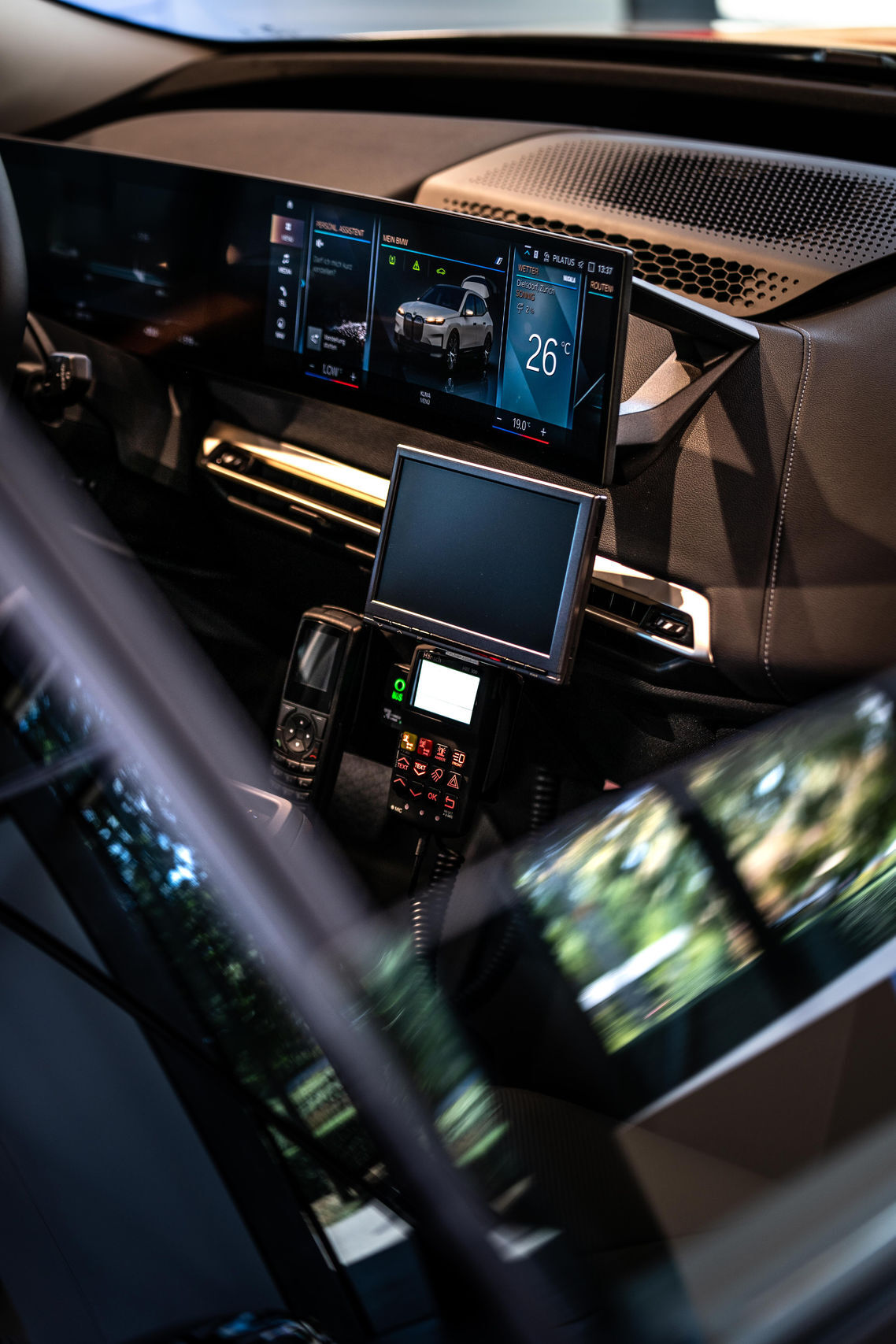 BMW iX xDrive 50 v policejní úpravě