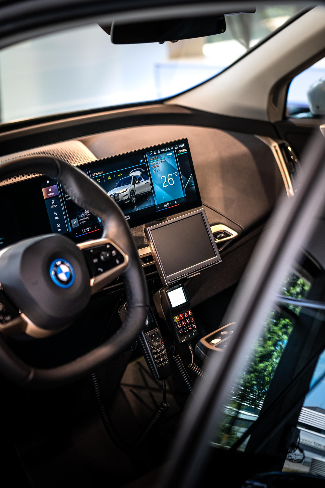 BMW iX xDrive 50 v policejní úpravě