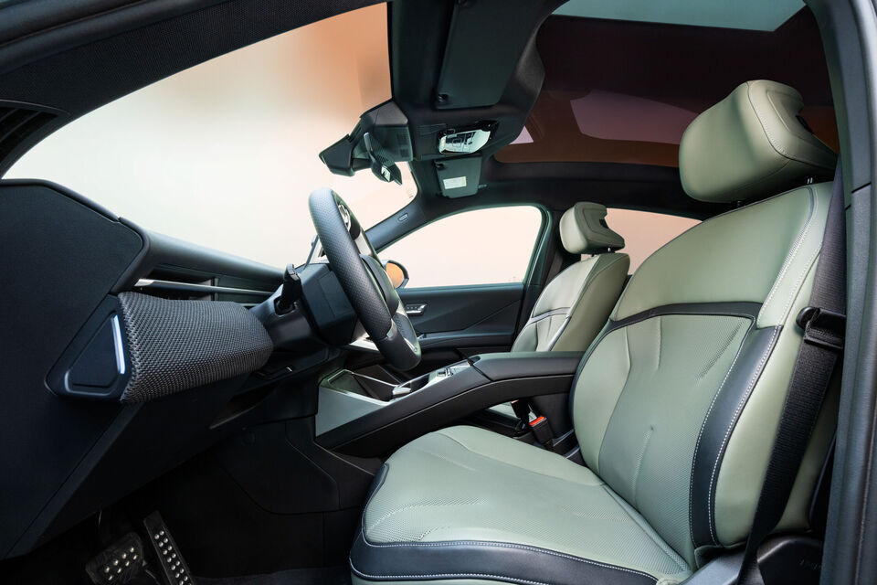 BMW iX4