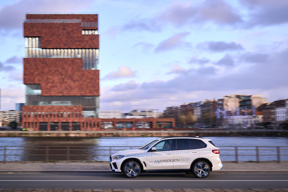 BMW iX5