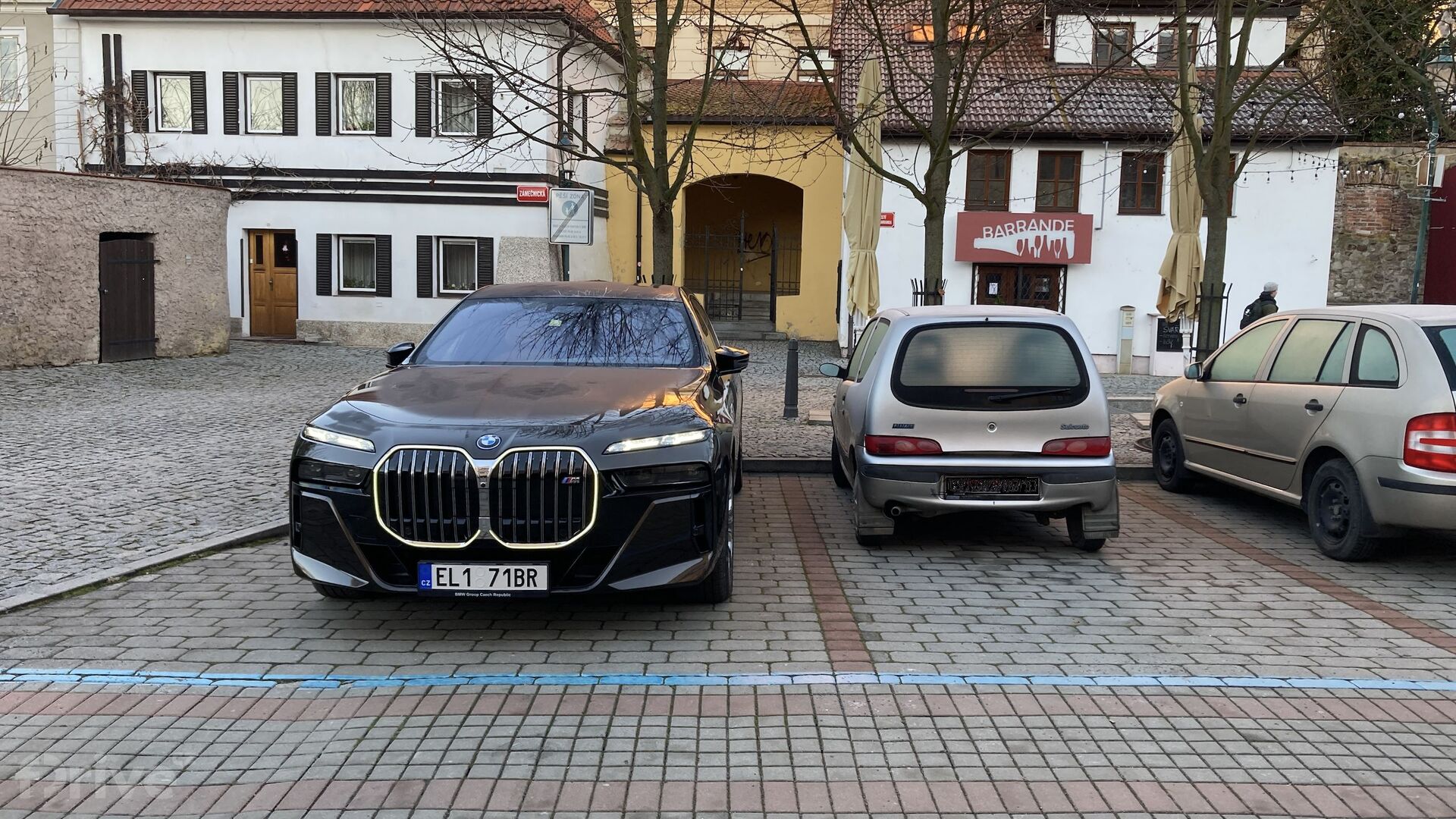 BMW M760e xDrive a Fiat Seicento