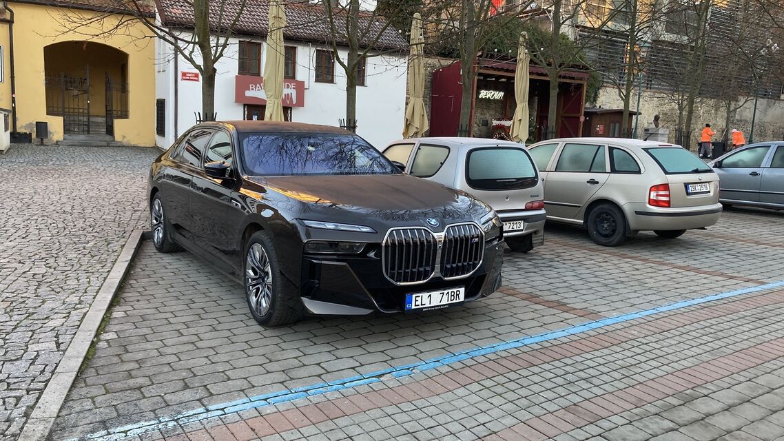 BMW M760e xDrive a Fiat Seicento