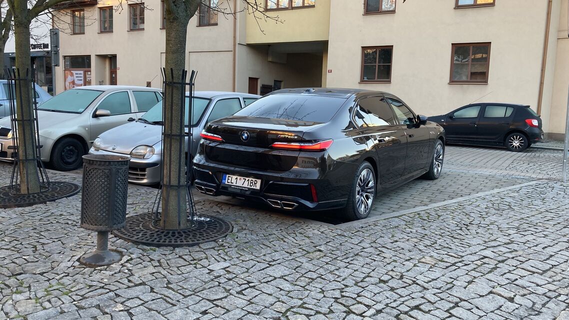 BMW M760e xDrive a Fiat Seicento