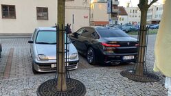 BMW M760e xDrive a Fiat Seicento