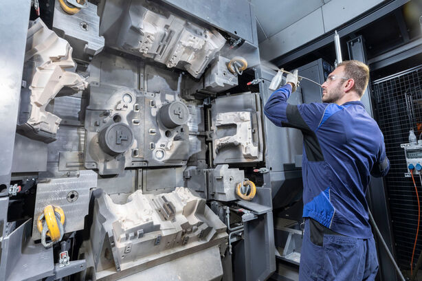 BMW Neue Klasse výroba bloků motorů v továrně Landshut
